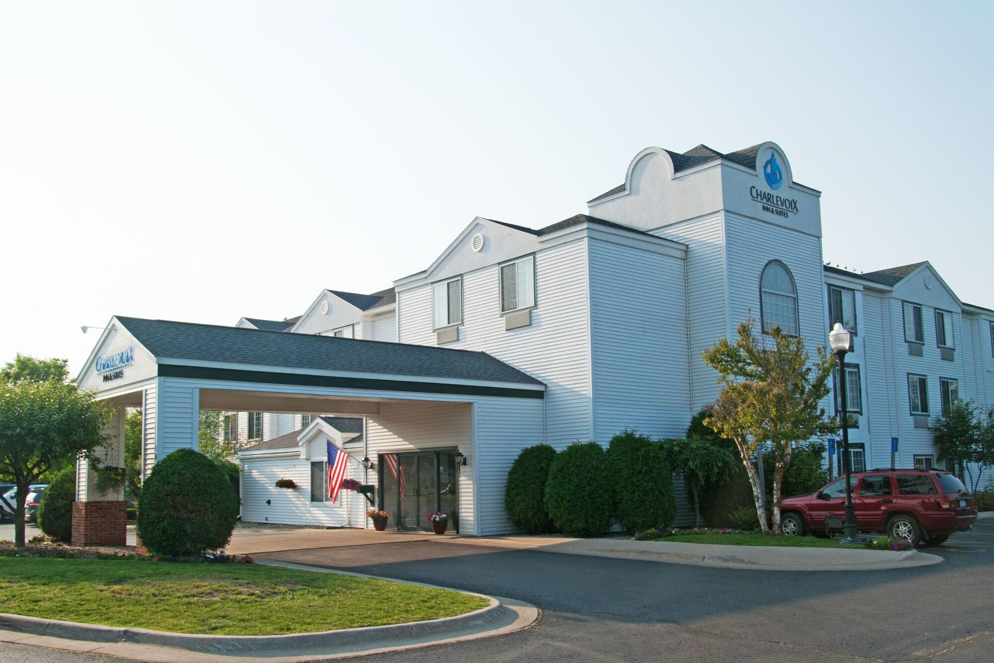 Charlevoix Inn & Suites Surestay Collection By Best Western المظهر الخارجي الصورة