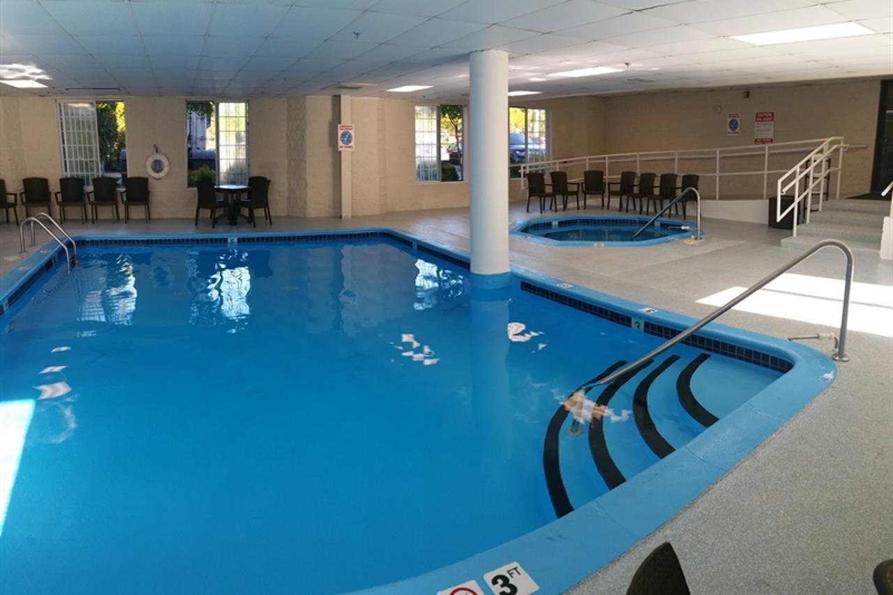 Charlevoix Inn & Suites Surestay Collection By Best Western المظهر الخارجي الصورة